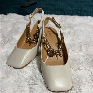Chloé Charms 55 Cream Leather Slingback Heels with Gold Charm Chain
